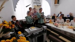 Спелых колосьев к жатве готовых поле стоит