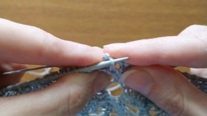 Как провязать три петли вместе изнаночной, чтобы средняя петля на лицевой стороне была сверху