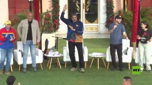 على خلفية تهديدات ترامب.. مادورو يرقص الرومبا على أنغام "لا للحرب نعم للسلام"