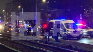 Трамвай сбил двух человек на проезде Дежнева на севере Москвы