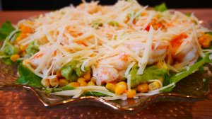 Салат с креветками, авокадо и пармезаном