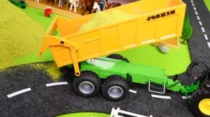 Полицейскую машину спасает кран. Игрушки с мультиком