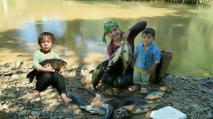 Ловлю рыбу, заманивая ее в ловушку, вместе со своим маленьким сыном, чтобы продать.Жизнь во Вьетнаме