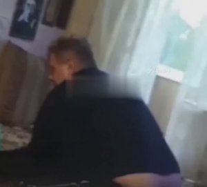 Скуф-учитель душил детей пакетом вместо того, чтобы учить их играть на балалайке