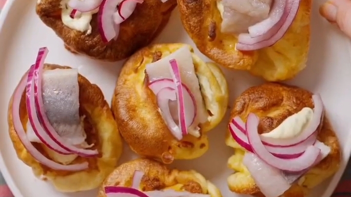 Йоркширские  Пудинги с сельдью и маринованным луком...🥪🐟🎄😋    Рецепт ⤵️