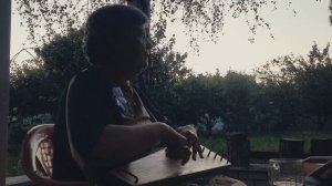 Лоранс играет на гуслях.