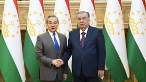 Эмомали Рахмон принял главу МИД КНР Ван И