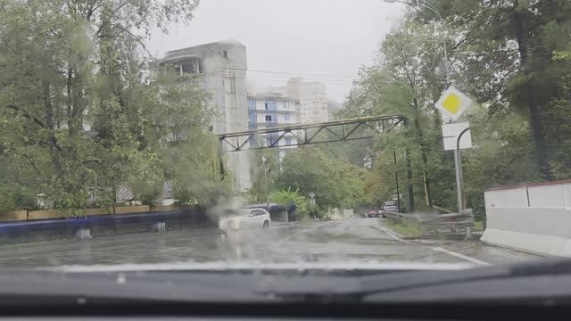 Сочинские дороги без тротуаров, освещения и ливнёвок. Всё Супер!!!!