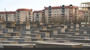 У мемориала жертвам холокоста в Берлине 19-летний мужчина перерезал горло туристу