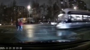 Трамвай сбил двоих пешеходов в Москве — один из них скончался на месте.