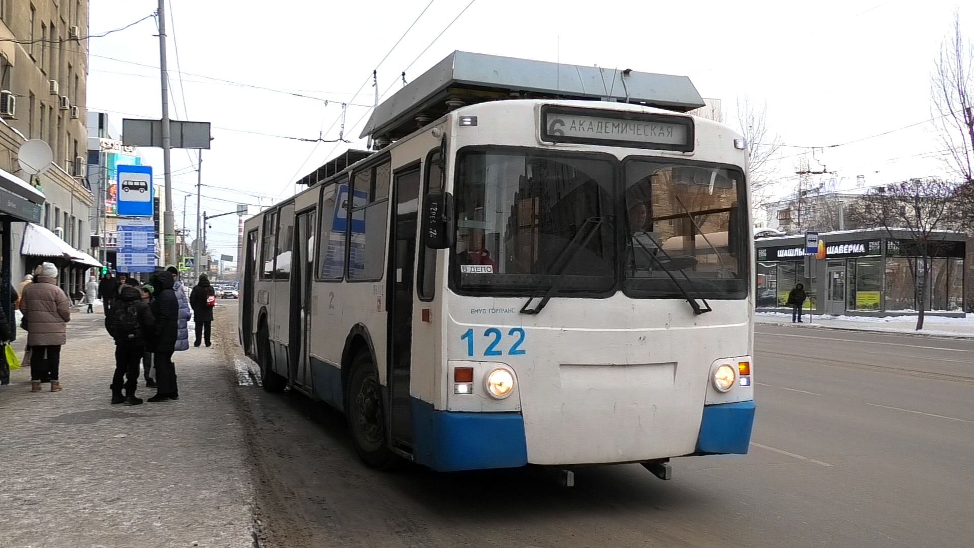 Троллейбус Екатеринбурга ЗиУ-682 КР Иваново борт. №122 маршрут 6 на остановке "Дом кино" смотреть онлайн