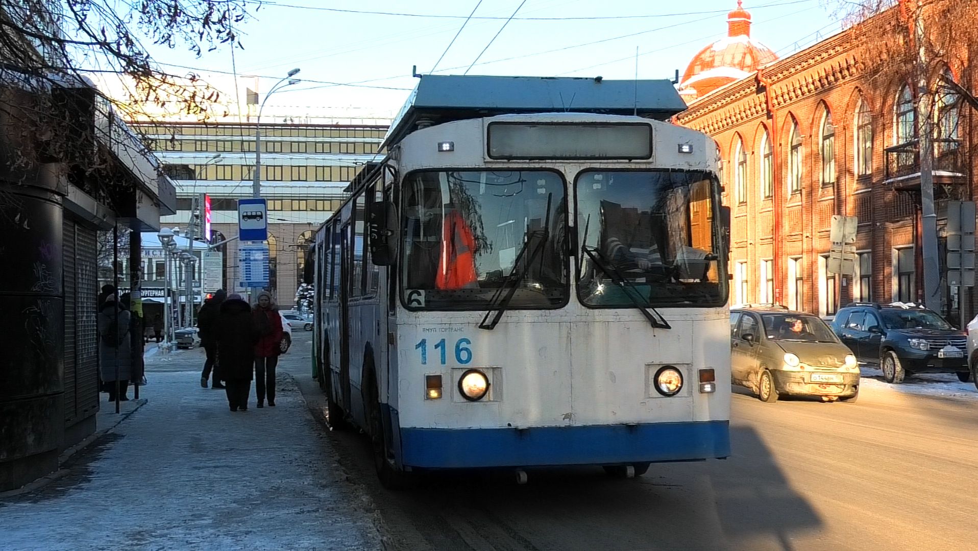 Троллейбус Екатеринбурга ЗиУ-682 КР Иваново №116 маршрут 6 на остановке "Гостиница Центральная"