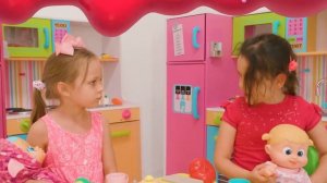 Весёлые приключения в бассейне: водные горки с Майей и Машей