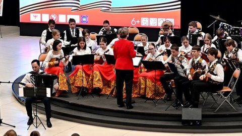 Е. Дербенко. Гуляй, Россияне!