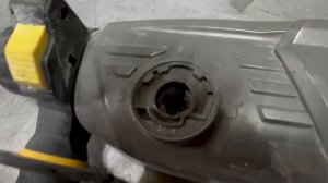 Снятие кнопки переключения режимов в перфораторе Hanskonner HRH0928MLRE в СЦ Энтузиаст-сервис