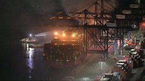 Горящий контейнеровоз парализовал работу порта Лос-Анджелеса