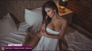 Полу голая девушка с большими сиськами +18 | Эротика