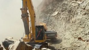 Невероятные кадры строительства дороги на отвесной скале с помощью экскаватора |