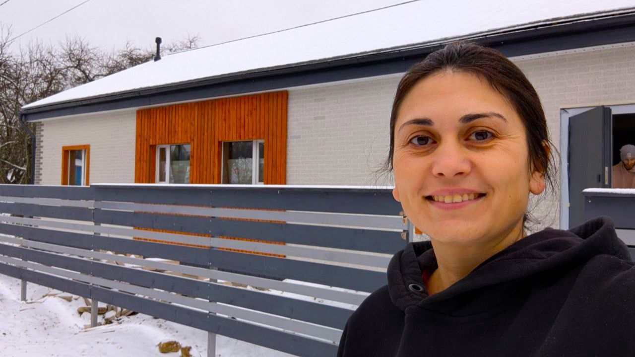 Работа в новом и старом доме идёт, штукатурим стены, проклеили пароизоляцию, заготовили дрова.