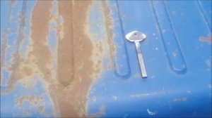 Изготовил ключ отмыкания и замыкания капота и багажника на мотоколяску