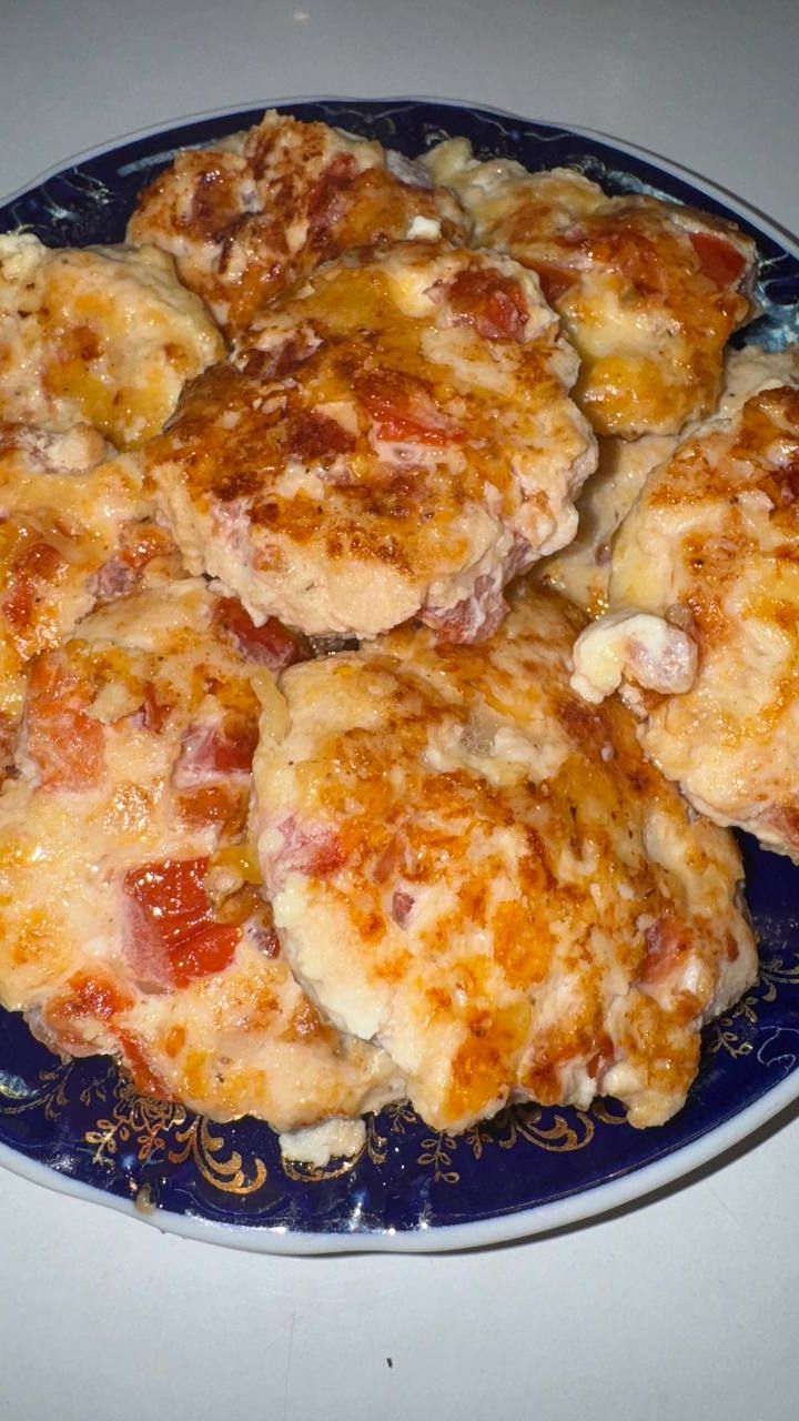 Котлетки с сыром и помидорами.