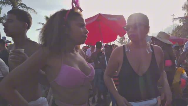 Красотки. Карнавал. Пляж. Бикини . Красивые женщины смотреть онлайн