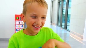 Ники, Влад и аппарат со сладостями! Веселое видео для детей!