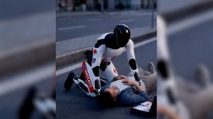 Маск показал видео с роботами Optimus в качестве медиков и полицейских