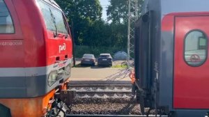 Как проходит смена электровоза на железнодорожной станции при следовании