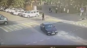 лихач на BMW устроил дрифт прямо на перекрёстке рядом с людьми