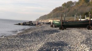 Пляжи Якорной Щели, Сочи,  в конце ноября. Люди загорают и купаются