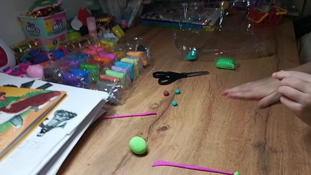 Камилла лепит ёлку из пластилина смотреть онлайн