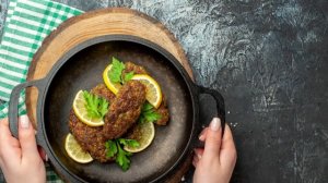 Морской язык в кляре на сковороде