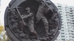 МОСКВА. СОКОЛЬНИКИ. В День метростроителя, открыли памятник строителям метро.
