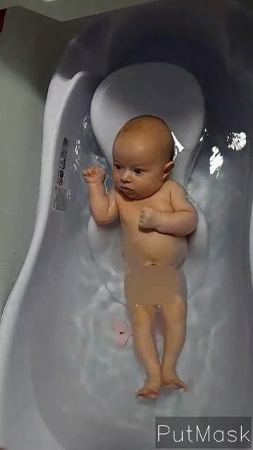 1 месяц, 24 дн В ванной, в ванночке, на горке. (16 сентября 2022.)mp4