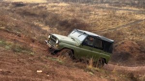 КАК ЕДЕТ УАЗ 469 ПО ГРЯЗИ, В ПОДЪЁМ. КАК РАБОТАЕТ РАЗДАТОЧНАЯ КОРОБКА НА УАЗ 466