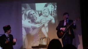 По горам Карпатским метелица вьется,
Сильные морозы зимою трещат.
Проклятый германец на нас наступае