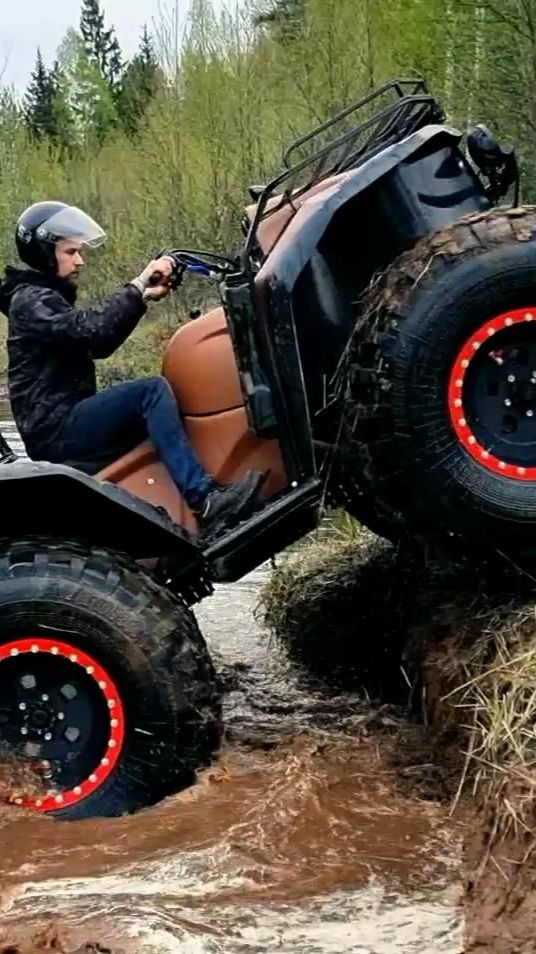 Покататься на квадробигфуте Uran, катание на квадроцикле-гиганте: Экстремальные развлечения АХАА смотреть онлайн