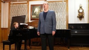 Владимир Байков исполняет романс Чайковского «Хотел бы в единое слово». Фортепиано — Михаил Ченцов