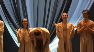 На премьере современного балета «Медитация» в Петербурге. Аплрлисменты и поклоны труппы.