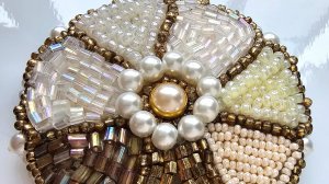 брошь цветок из бисера ручной работы