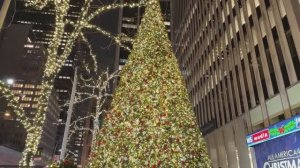 4K🇺🇸Рождественские огни Нью-Йорка и праздничная прогулка🎄Праздничное волшебство 5-й и 6-й авеню🎁