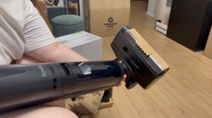 Распаковка вертикального моющего пылесоса Tuvio TVC02W