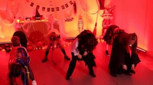 Младшие школьники танцуют на Хэллоуин.