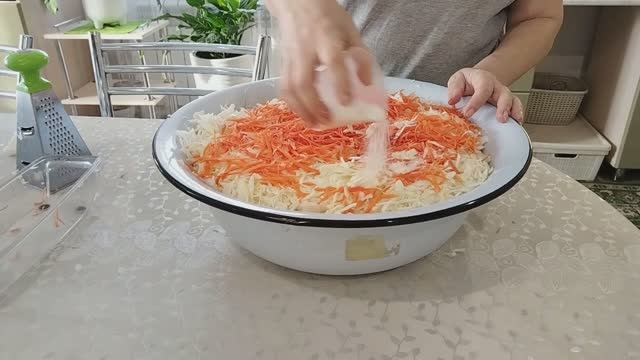 Квашеная капуста – это невероятно вкусно! Рецепт простой и понятный, а ингредиенты легко найти.