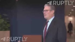 Премьер Великобритании Кир Стармер едва не упал на саммите G20 в ЮАР