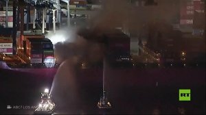 اندلاع حريق على متن سفينة تحمل مواد خطرة راسية في ميناء لوس أنجلوس