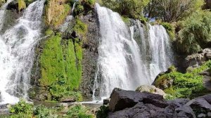 Вид снизу на водопад Шаки