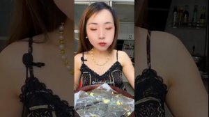 Video by Мукбанг. ASMR. Китайцы едят на камеру. Мокбанг (720p)