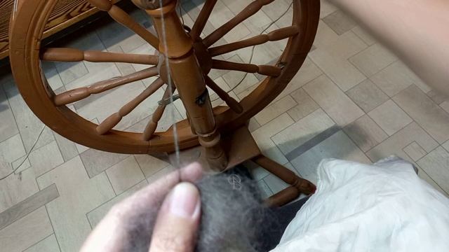 Прядение на ножной прялке
